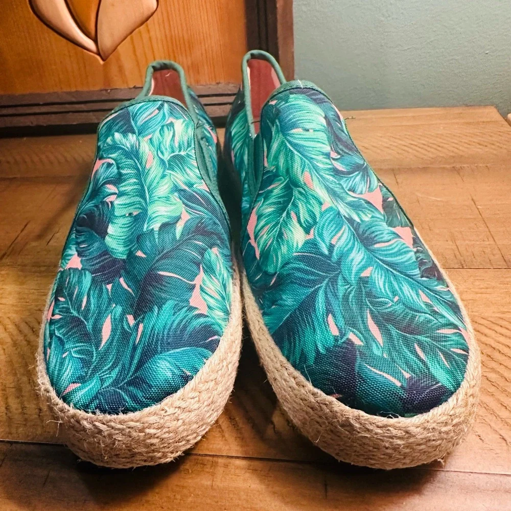 Enjoiva Green Tropical Leaf Print Slip-On Espadrilles Vacation Shoes Size 8.5